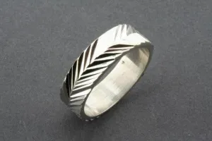 Arrow diamond cut band - sterling silver