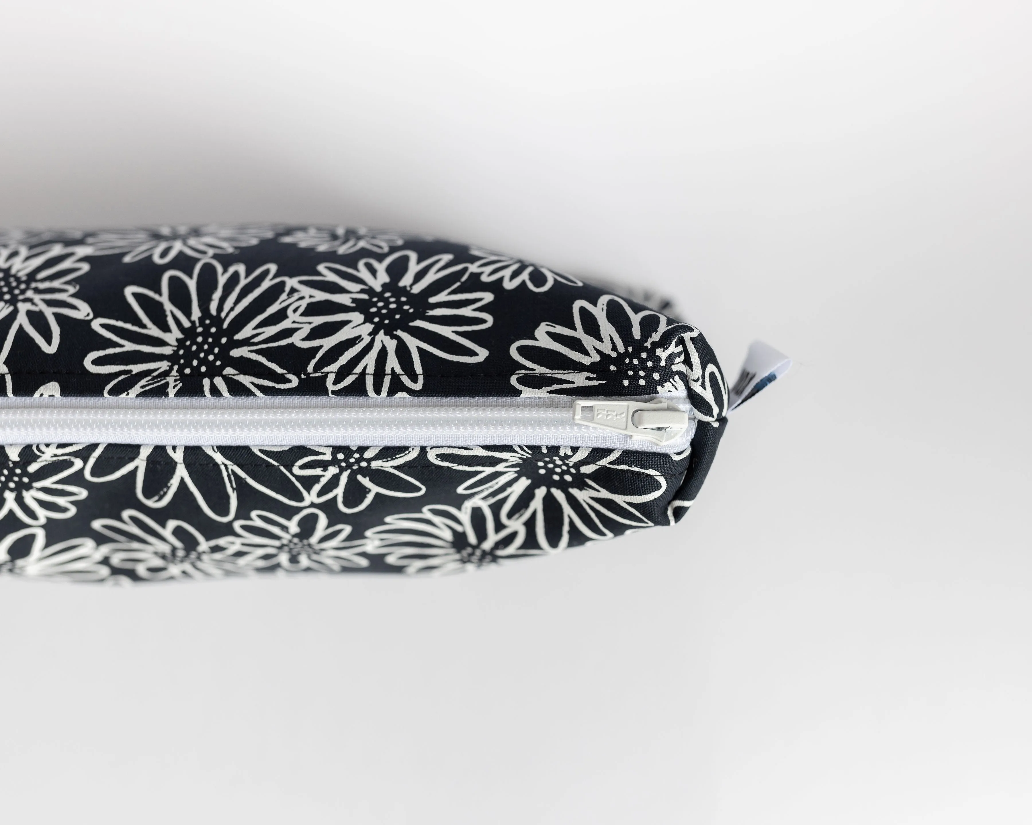 Carry All Purse - White Daisy