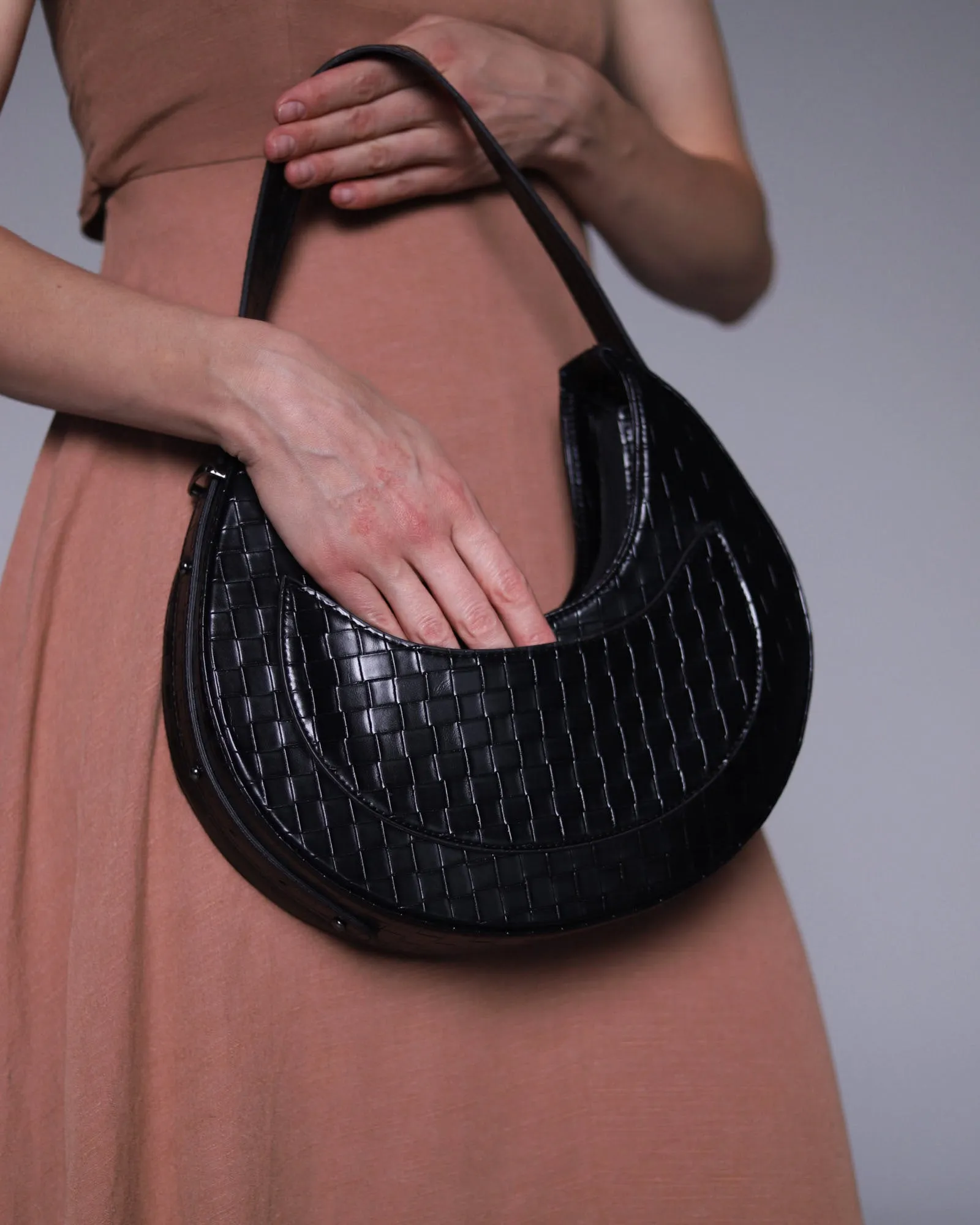 Short-handle shoulder bag