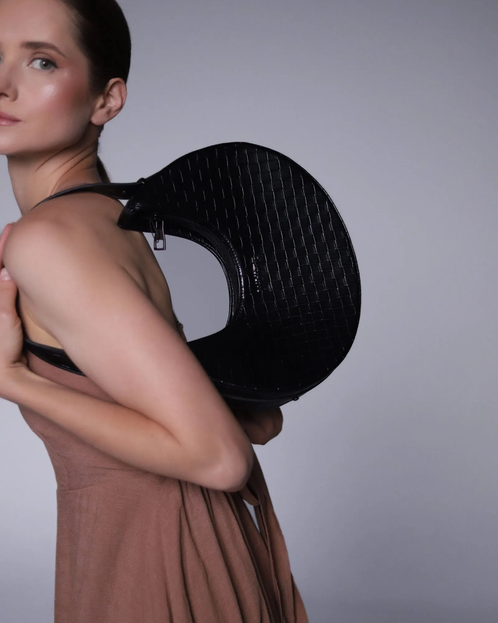 Short-handle shoulder bag