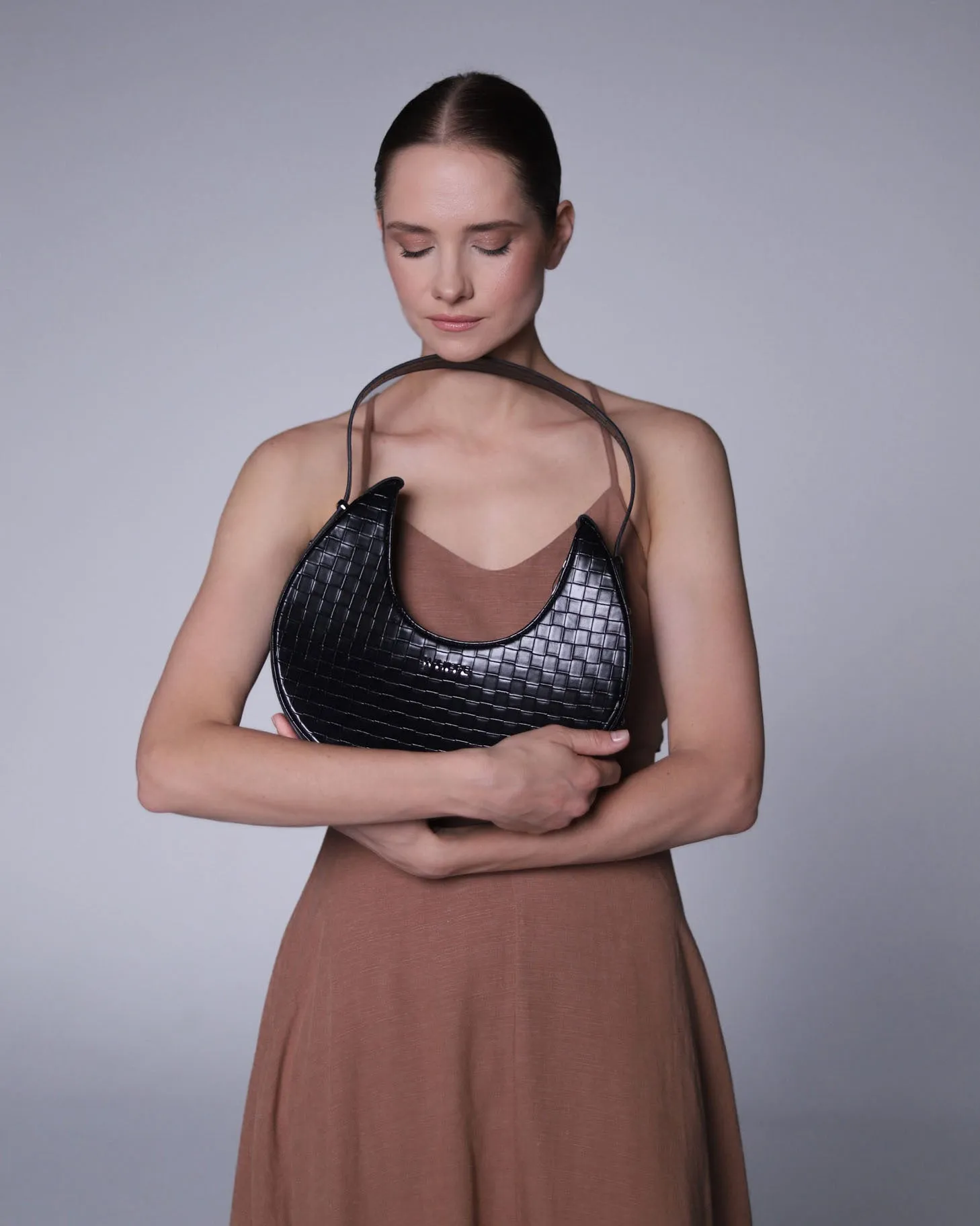 Short-handle shoulder bag