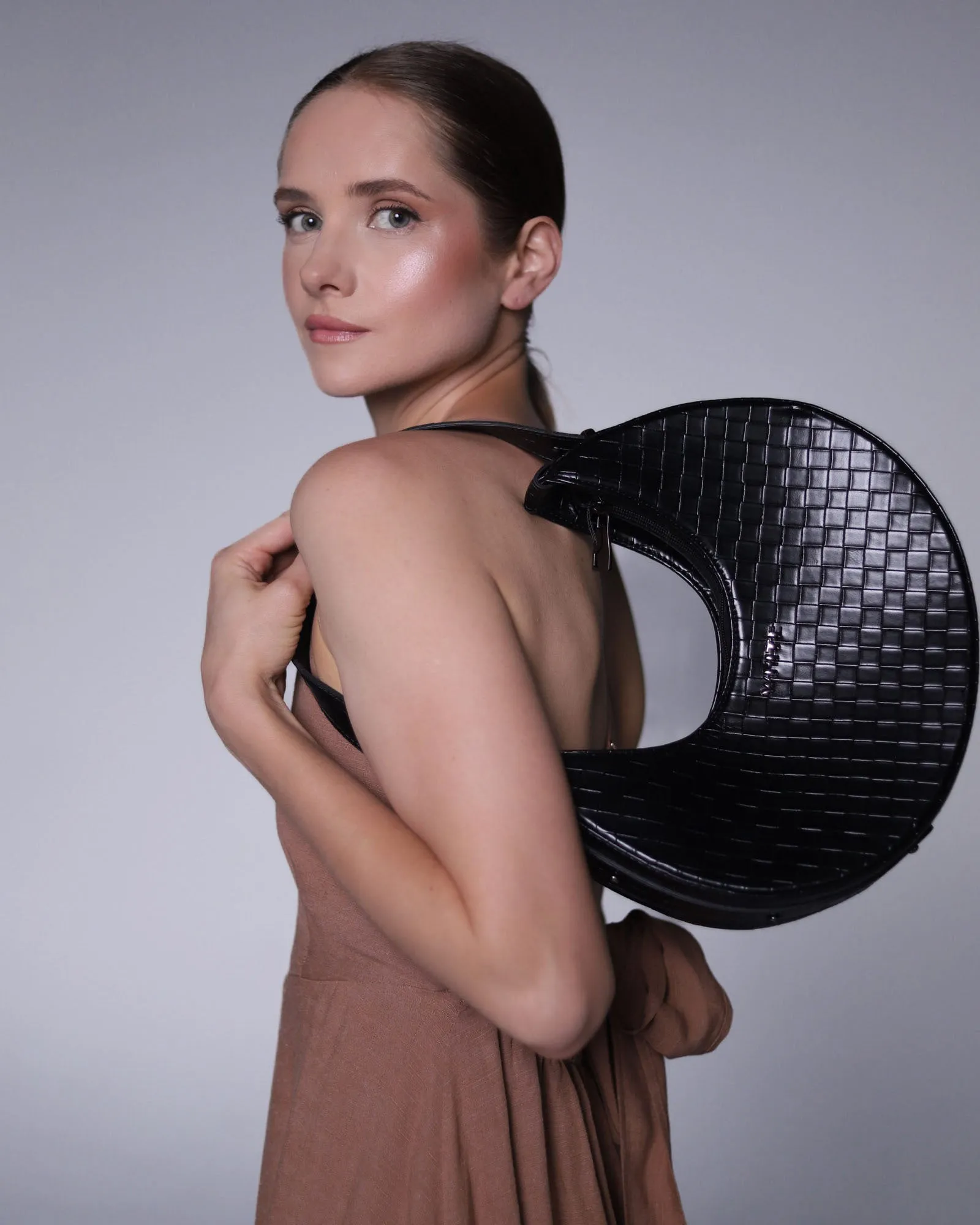 Short-handle shoulder bag